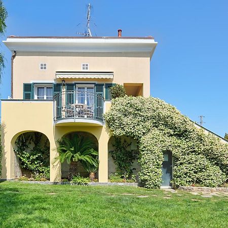 Casa Vacanze Nel Giardino Di Renzo Imperia Exterior photo