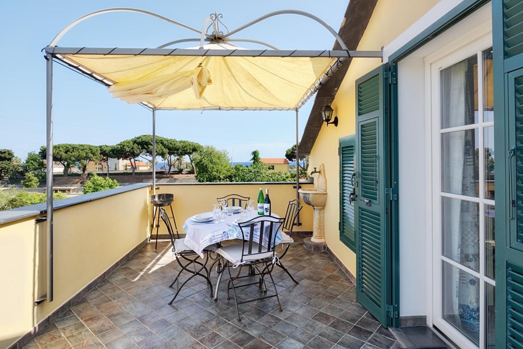 Casa Vacanze Nel Giardino Di Renzo Imperia Exterior photo