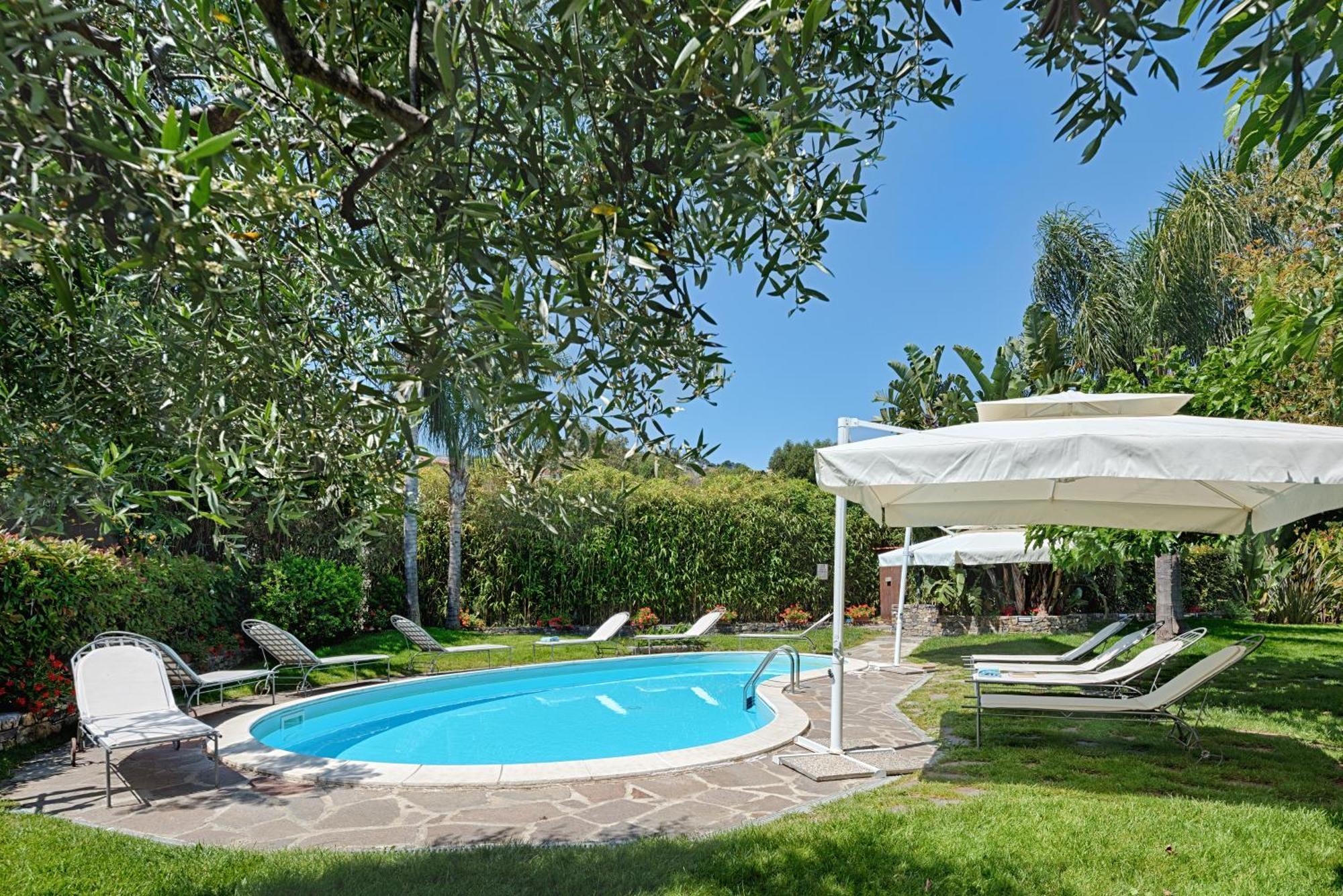 Casa Vacanze Nel Giardino Di Renzo Imperia Exterior photo